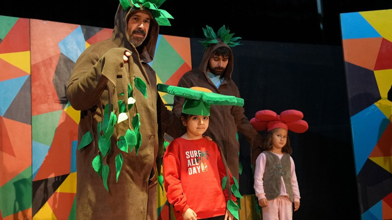 HBB TİYATROSU ERDEMLİ’DE ÇOCUKLARLA BULUŞTU