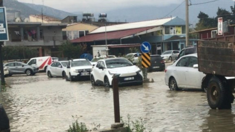 Hatay’da Sağanak Etkili Oldu: Yollar Su Altında