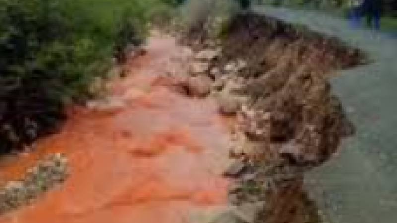 Şelaleden Gelen Su Yolu Yıktı