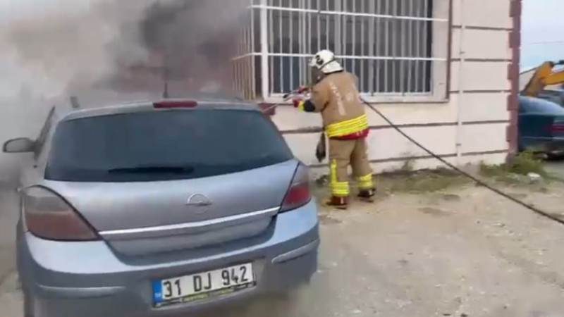 ANTAKYA’DA ARAÇ YANGINI KORKUTTU