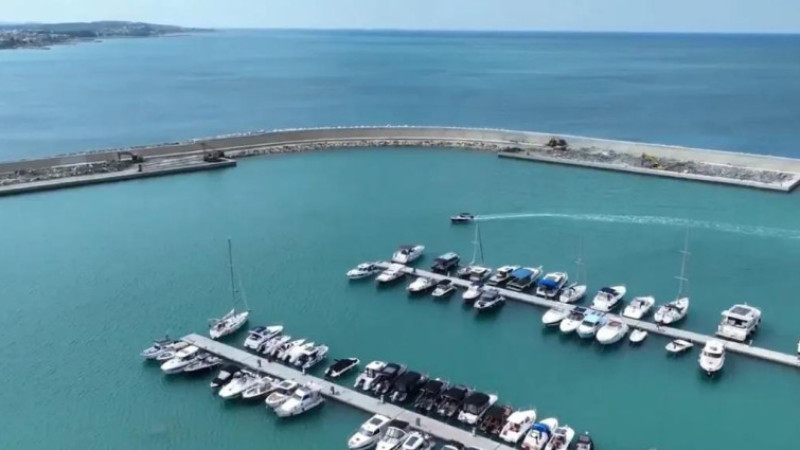 ARSUZ’DA İKİ DEV PROJE YÜKSELİYOR: LİMAN YENİLENİYOR, GÜVENLİK GÜÇLENİYOR