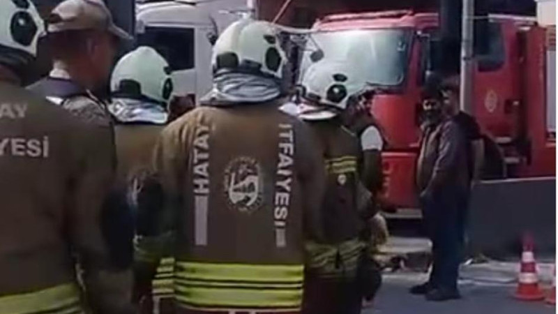 Kamyonun altında kalan motosikletli feci bir şekilde can verdi