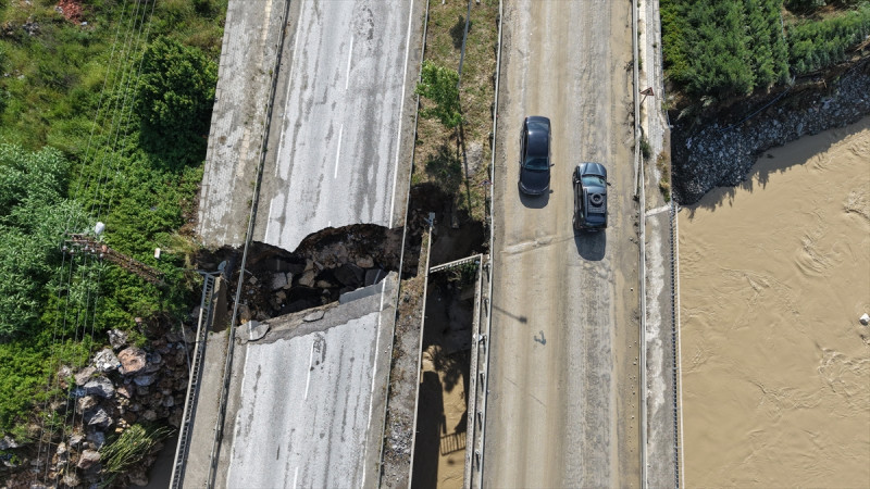 Hatay'da şiddetli sağanak hayatı felç etti: 2 ölü, 3 yaralı