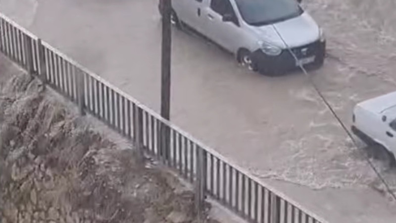 Hatay Defne’de Gece Boyu Etkili Olan Yağış Hayatı Felç Etti 