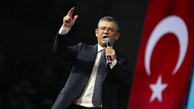 Kurultayın İkinci Gününde Dikkat Çeken Anlar: Özgür Özel’den Kılıçdaroğlu’na Yüz Yüze Mesaj