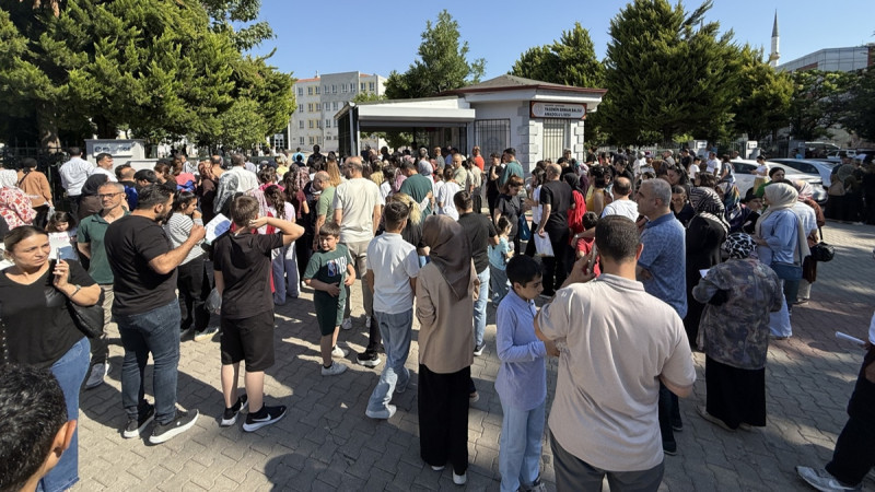 Kimi yetişmek için koştu, kimi gözyaşı döktü: LGS'de değişmeyen manzara