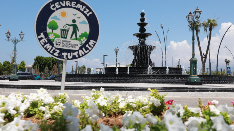 İSKENDERUN SAHİLİ RENKLİ ÇİÇEKLERLE SÜSLENDİ