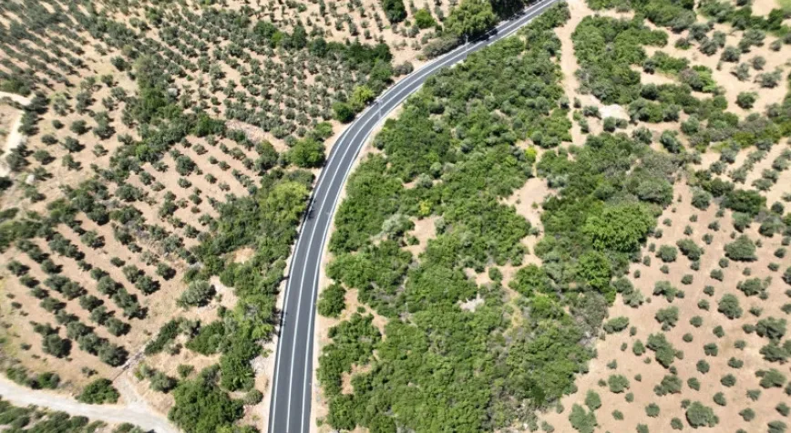 DÖRT MAHALLEYİ BİRBİRİNE BAĞLAYAN YOL, SICAK ASFALTLA YENİLENDİ