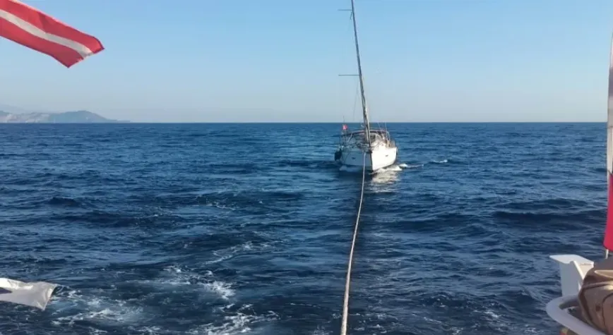 Fethiye açıklarında sürüklenen teknedeki 5 kişi kurtarıldı
