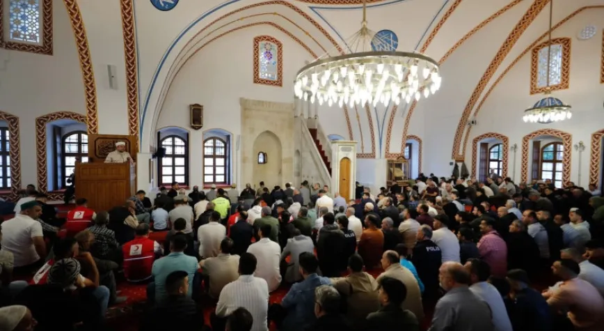 Hatay’da Bayram Namazında Birlik ve Beraberlik Mesajı