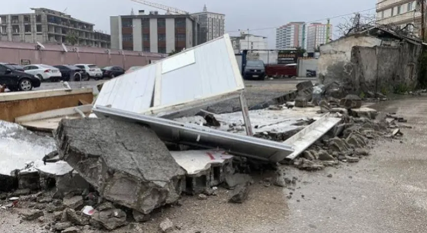 Hatay’da Kuvvetli Rüzgârın Bilançosu: TOKİ Şantiyesinde Hasar
