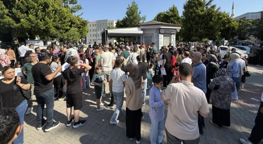Kimi yetişmek için koştu, kimi gözyaşı döktü: LGS'de değişmeyen manzara