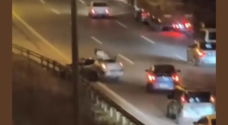 OTOYOLDA KAZA MEYDANA GELDİ